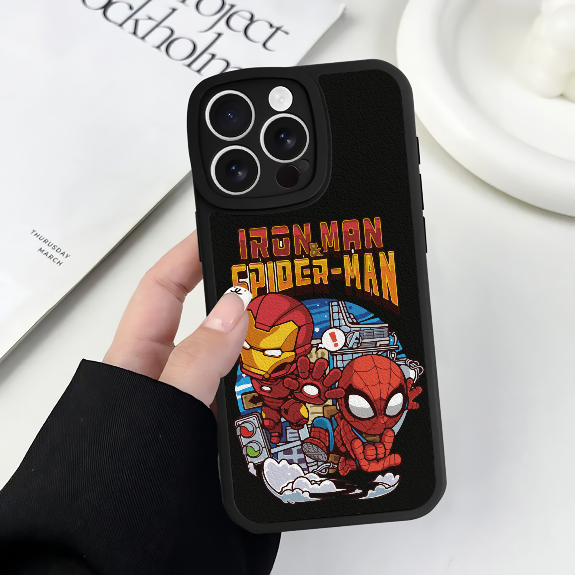 （画像用） アベンジャーズ The Avengers 【iPhone 16シリーズ対応】シリコンスマホケース（レザー調） 材質：シリコン